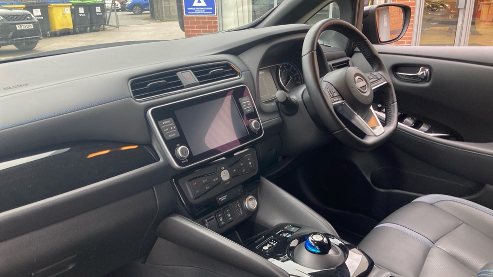 Nissan LEAF 110kW Tekna 39kWh 5dr Auto Electric Hatchback - Image 9