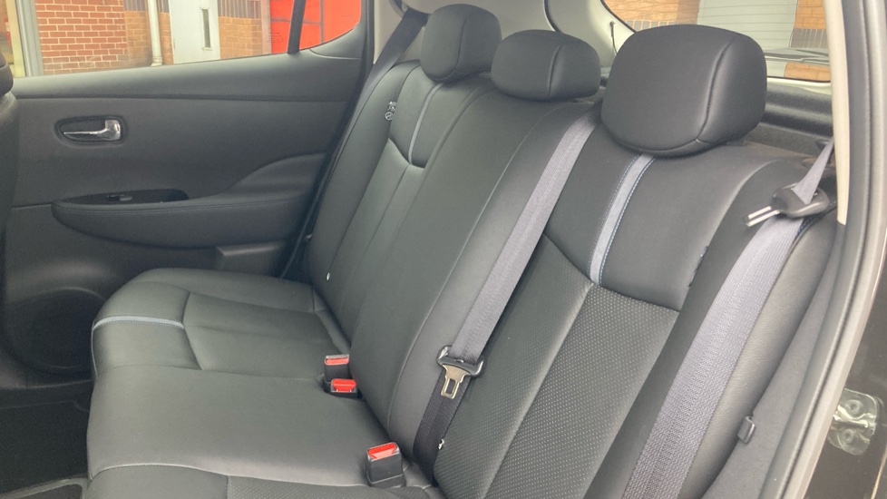 Nissan LEAF 110kW Tekna 39kWh 5dr Auto Electric Hatchback - Image 16
