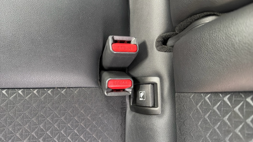 Nissan Juke 1.0 DiG-T 114 N-Connecta 5dr Petrol Hatchback - Image 17