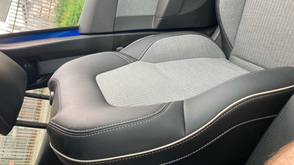 Renault Clio 1.0 TCe 90 Techno 5dr Petrol Hatchback - Image 38