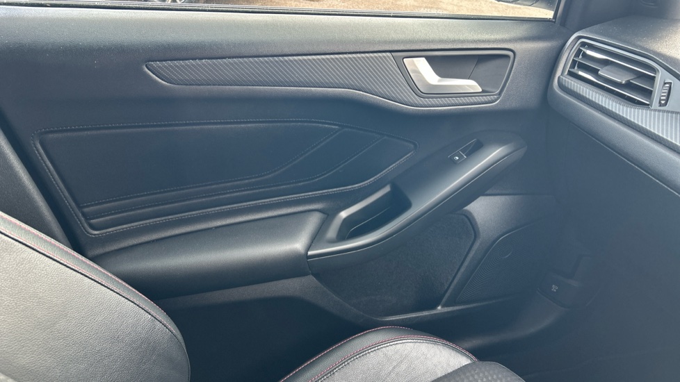 Ford Focus 1.0 EcoBoost 125 ST-Line X 5dr Petrol Hatchback - Image 38