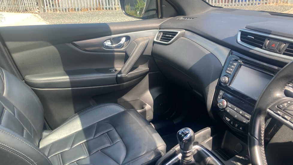 Nissan Qashqai 1.6 DiG-T Tekna+ 5dr Petrol Hatchback - Image 14