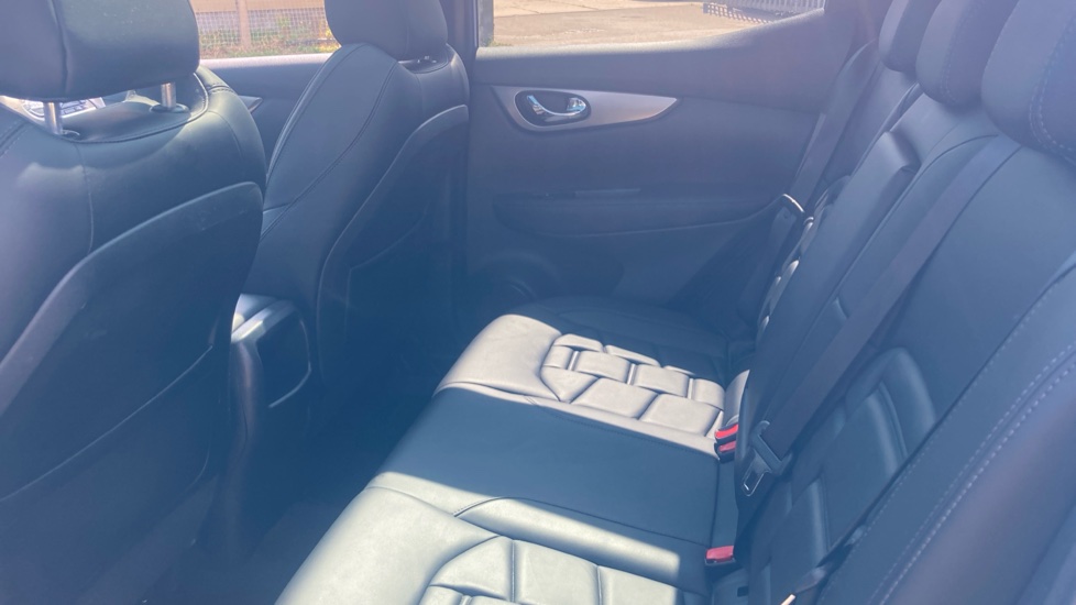 Nissan Qashqai 1.6 DiG-T Tekna+ 5dr Petrol Hatchback - Image 16