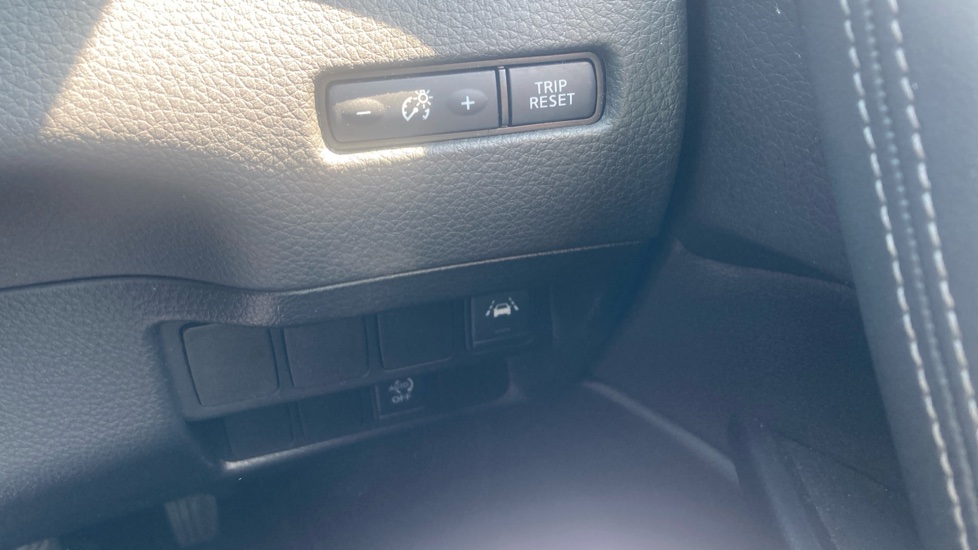Nissan Qashqai 1.6 DiG-T Tekna+ 5dr Petrol Hatchback - Image 25