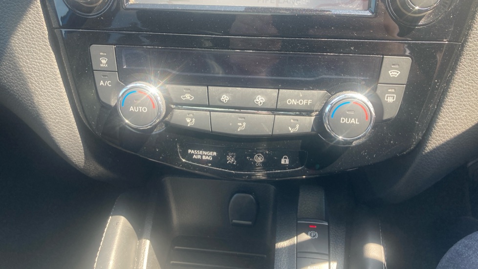 Nissan Qashqai 1.6 DiG-T Tekna+ 5dr Petrol Hatchback - Image 27