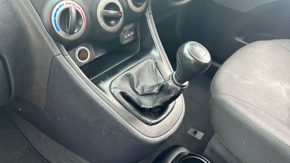 Hyundai i10 1.2 Classic 5dr Petrol Hatchback - Image 13