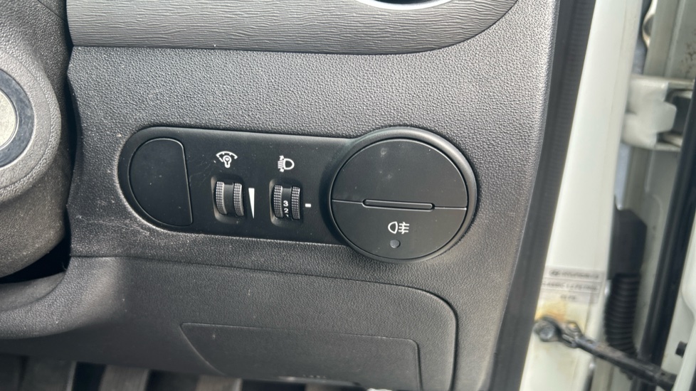 Hyundai i10 1.2 Classic 5dr Petrol Hatchback - Image 22