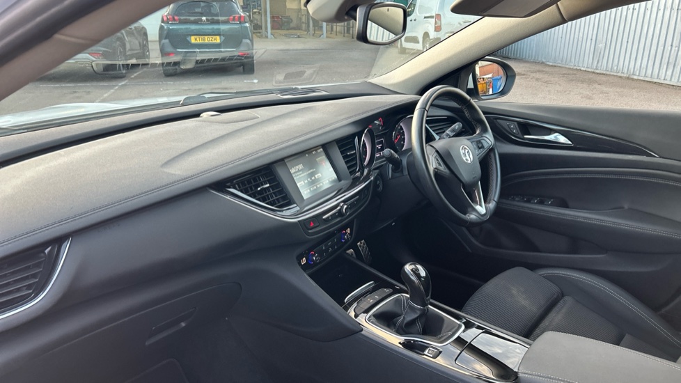 Vauxhall Insignia 1.5T SRi 5dr Petrol Hatchback - Image 9