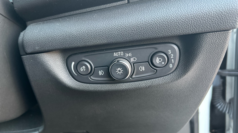Vauxhall Insignia 1.5T SRi 5dr Petrol Hatchback - Image 26