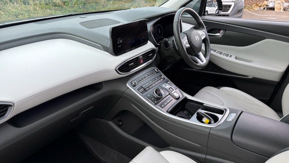 Hyundai SANTA FE 1.6 TGDi Plug-in Hybrid Ultimate 5dr 4WD Auto Estate - Image 9