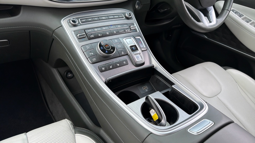 Hyundai SANTA FE 1.6 TGDi Plug-in Hybrid Ultimate 5dr 4WD Auto Estate - Image 13