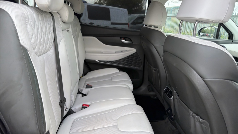 Hyundai SANTA FE 1.6 TGDi Plug-in Hybrid Ultimate 5dr 4WD Auto Estate - Image 16