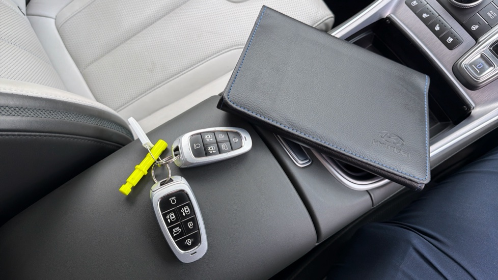 Hyundai SANTA FE 1.6 TGDi Plug-in Hybrid Ultimate 5dr 4WD Auto Estate - Image 19