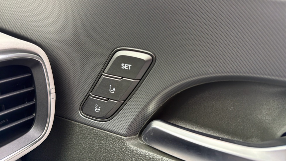 Hyundai SANTA FE 1.6 TGDi Plug-in Hybrid Ultimate 5dr 4WD Auto Estate - Image 27