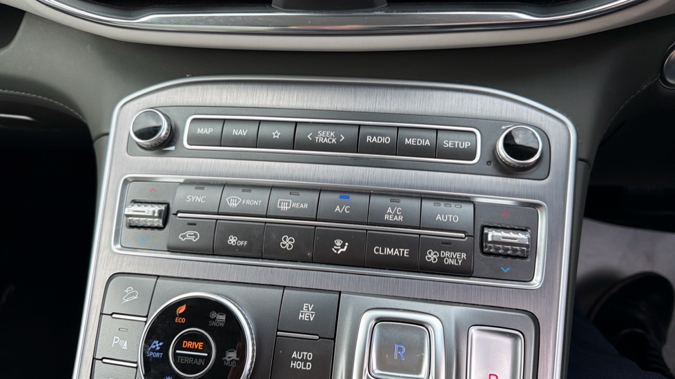 Hyundai SANTA FE 1.6 TGDi Plug-in Hybrid Ultimate 5dr 4WD Auto Estate - Image 31