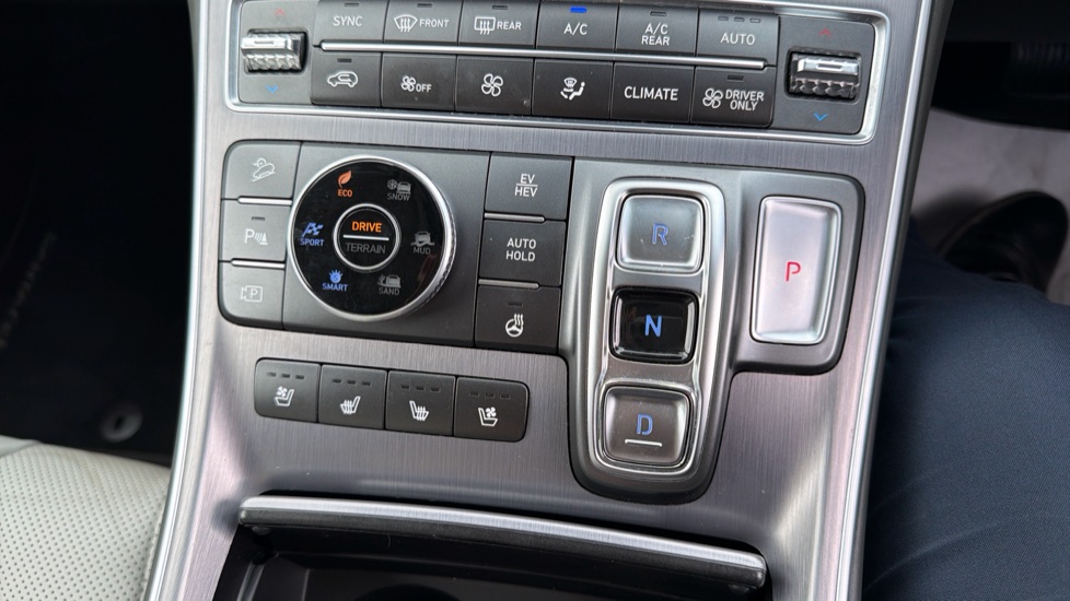 Hyundai SANTA FE 1.6 TGDi Plug-in Hybrid Ultimate 5dr 4WD Auto Estate - Image 32