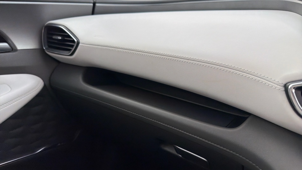 Hyundai SANTA FE 1.6 TGDi Plug-in Hybrid Ultimate 5dr 4WD Auto Estate - Image 35