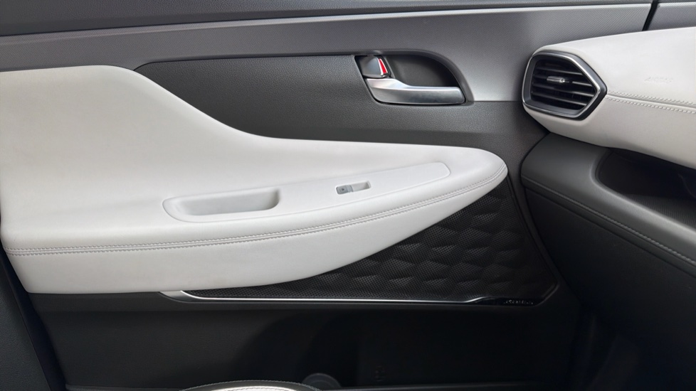 Hyundai SANTA FE 1.6 TGDi Plug-in Hybrid Ultimate 5dr 4WD Auto Estate - Image 36