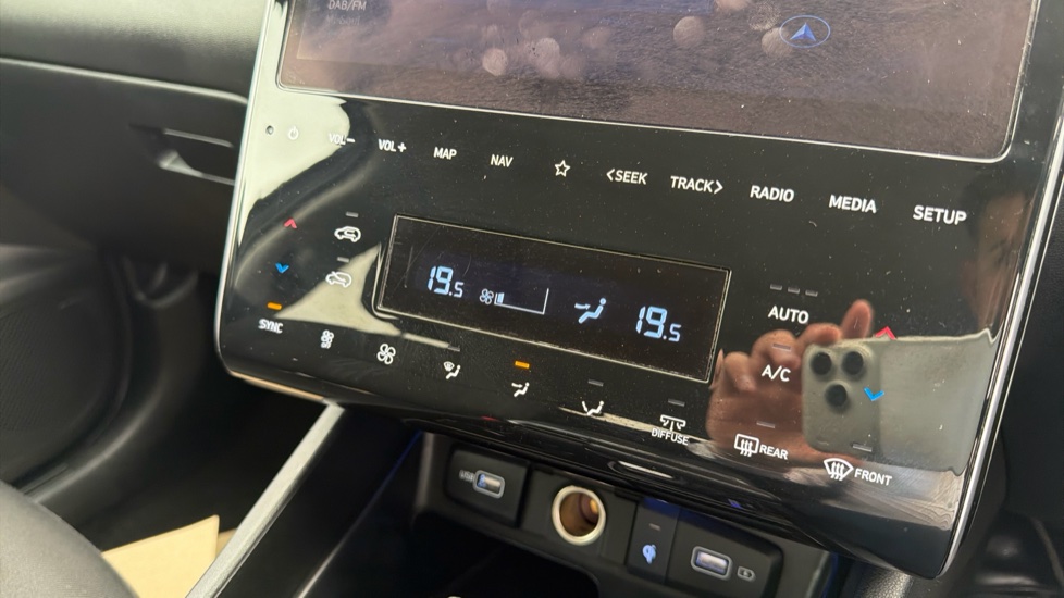 Hyundai TUCSON 1.6 TGDi 48V MHD Premium 5dr 2WD DCT Petrol Estate - Image 30