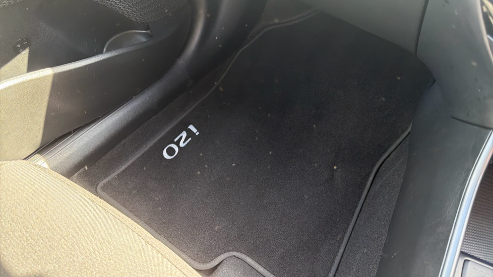Hyundai i20 1.0T GDi Premium 5dr DCT Petrol Hatchback - Image 37