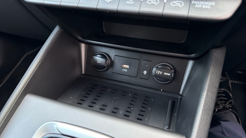 Hyundai KONA 1.6 GDi Hybrid Premium 5dr DCT Hybrid Hatchback - Image 28