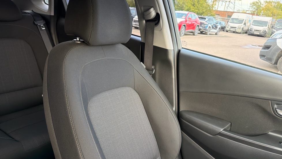Hyundai KONA 1.6 GDi Hybrid Premium 5dr DCT Hybrid Hatchback - Image 38