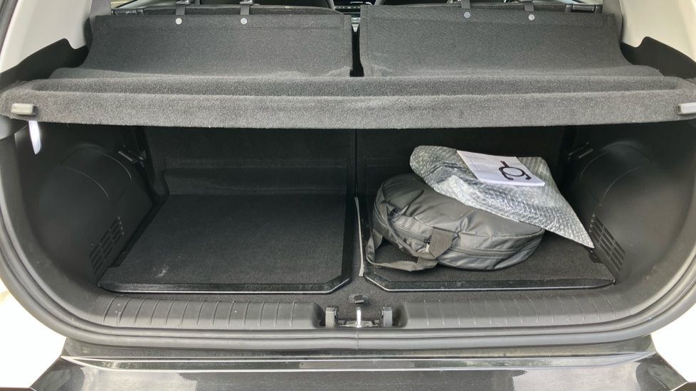 Hyundai INSTER 85kW 02 49kWh 5dr Auto Electric Hatchback - Image 4