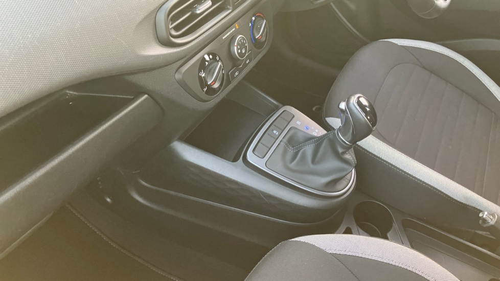 Hyundai i10 1.0 Advance 5dr Auto Petrol Hatchback - Image 13