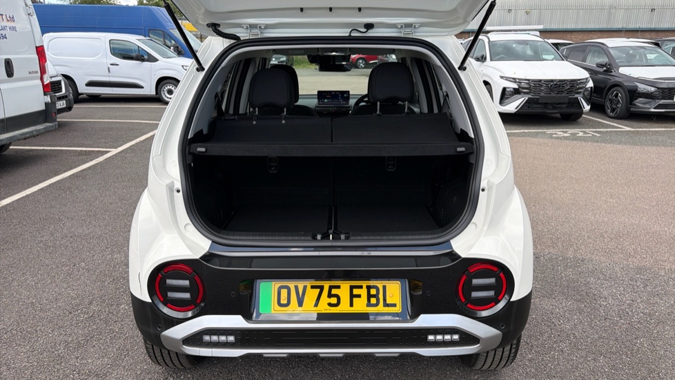 Hyundai INSTER 85kW 02 49kWh 5dr Auto Electric Hatchback - Image 4