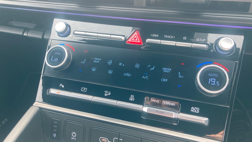 Hyundai SANTA FE 1.6 TGDi Plug-in Hybrid Calligraphy 5dr 4WD Auto Estate - Image 31