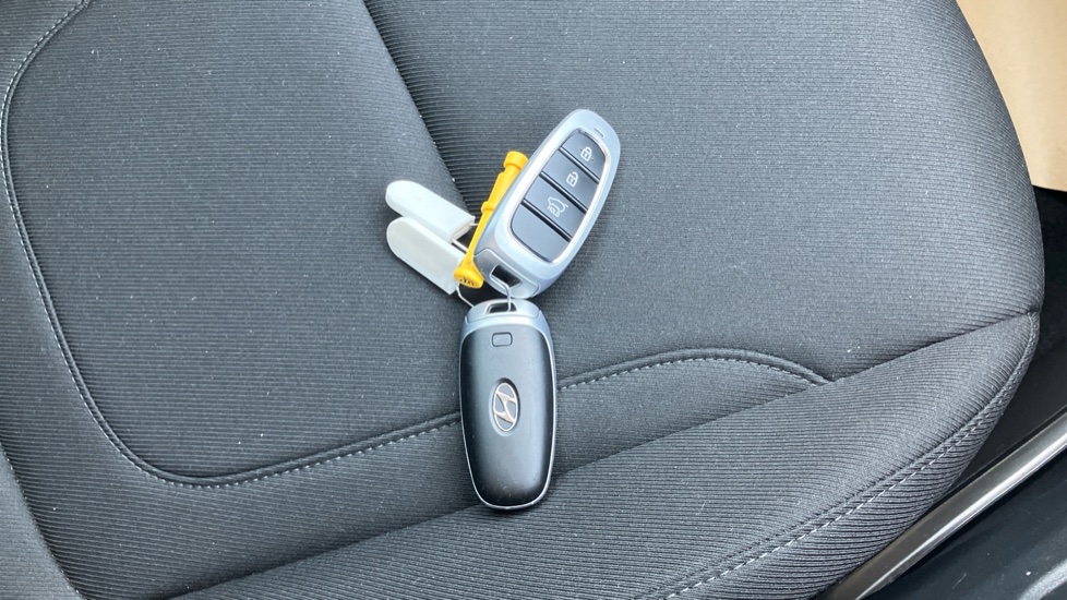 Hyundai TUCSON 1.6 TGDi Hybrid 230 Premium 5dr 2WD Auto Hybrid Estate - Image 19