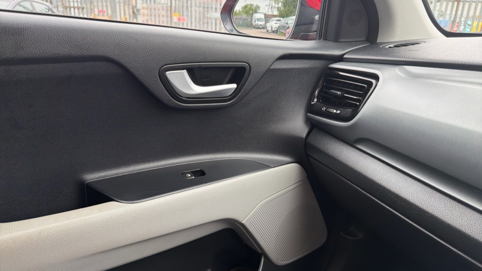 Kia Stonic 1.0T GDi 3 5dr Auto Petrol Estate - Image 37
