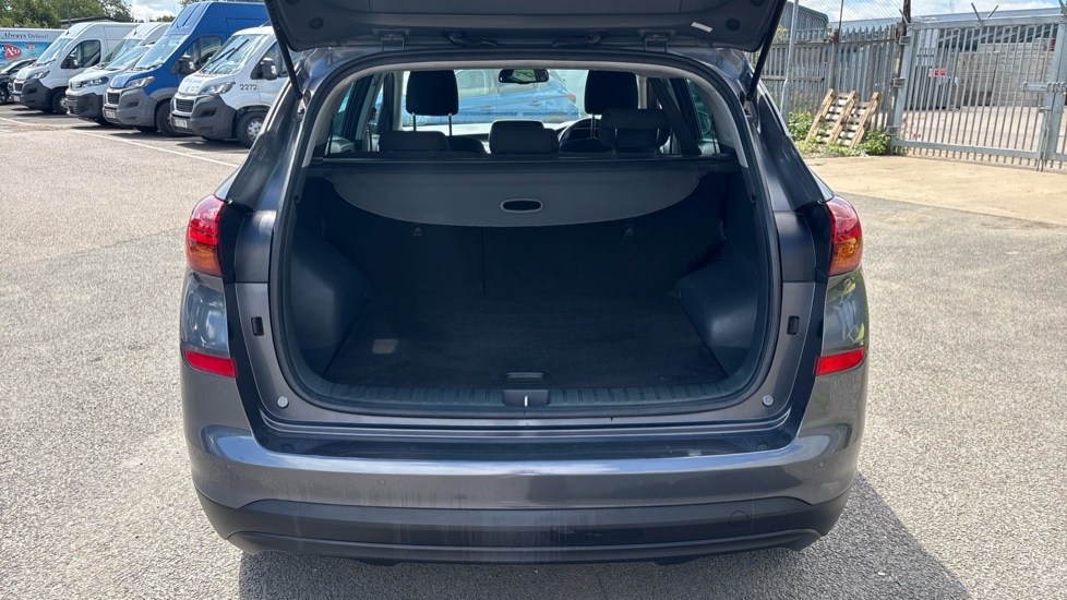 Hyundai TUCSON 1.6 GDi SE Nav 5dr 2WD Petrol Estate - Image 4
