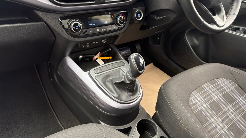 Hyundai i10 1.2 MPi Premium 5dr Auto Petrol Hatchback - Image 13