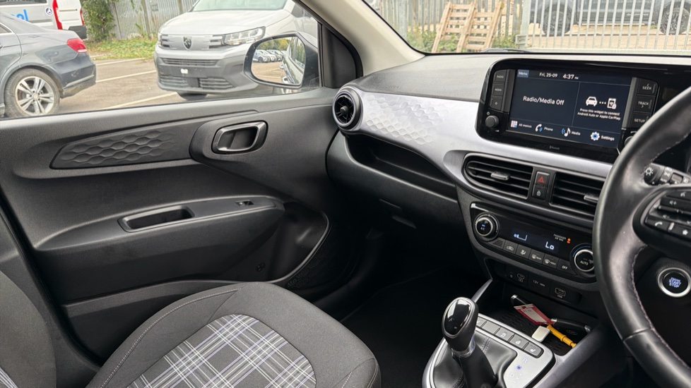 Hyundai i10 1.2 MPi Premium 5dr Auto Petrol Hatchback - Image 14