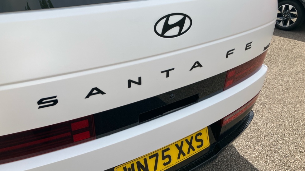 Hyundai SANTA FE 1.6 TGDi Hybrid Calligraphy 5dr 4WD Auto Hybrid Estate - Image 29
