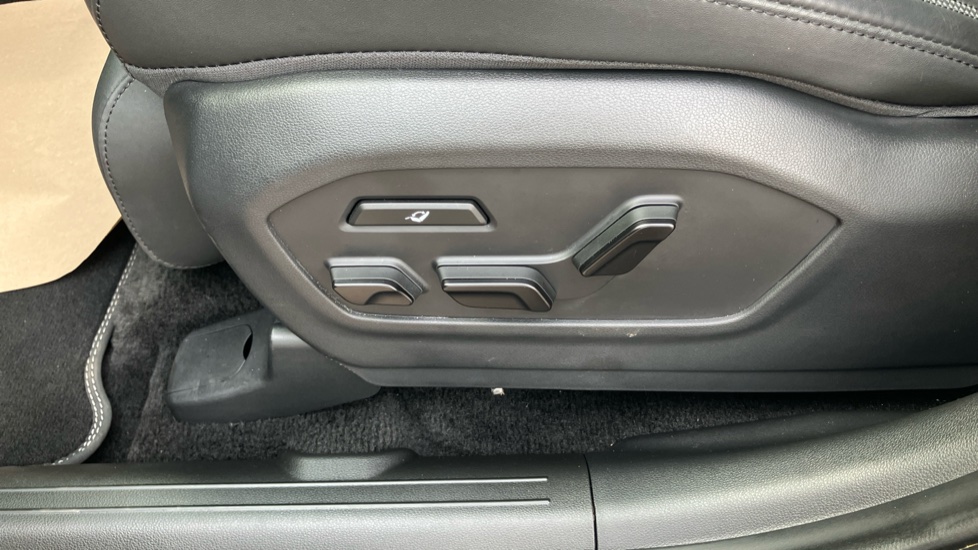 Hyundai SANTA FE 1.6 TGDi Hybrid Calligraphy 5dr 4WD Auto Hybrid Estate - Image 35