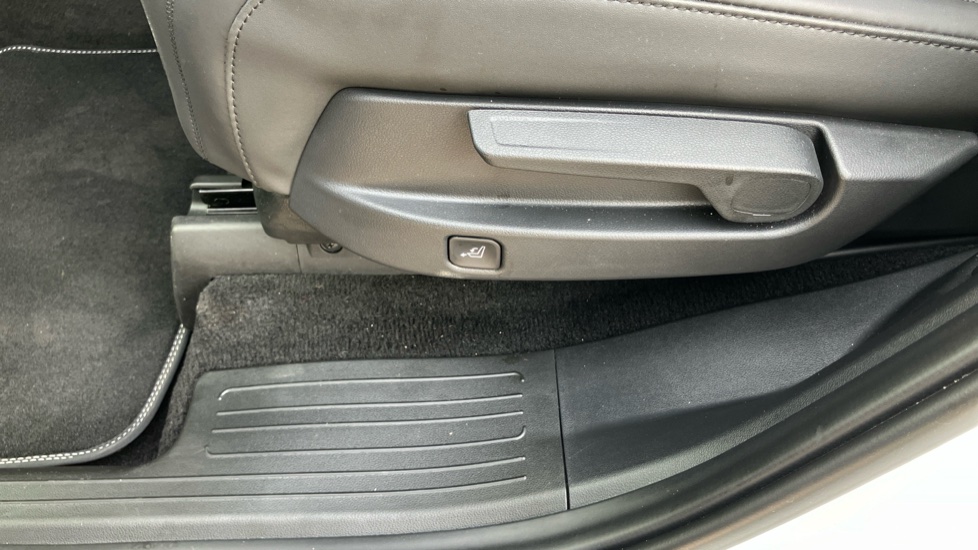 Hyundai SANTA FE 1.6 TGDi Hybrid Calligraphy 5dr 4WD Auto Hybrid Estate - Image 41