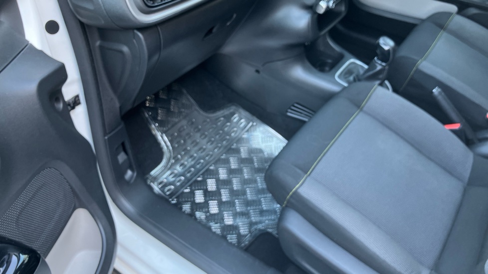 Citroen C3 1.2 PureTech Shine 5dr Petrol Hatchback - Image 40