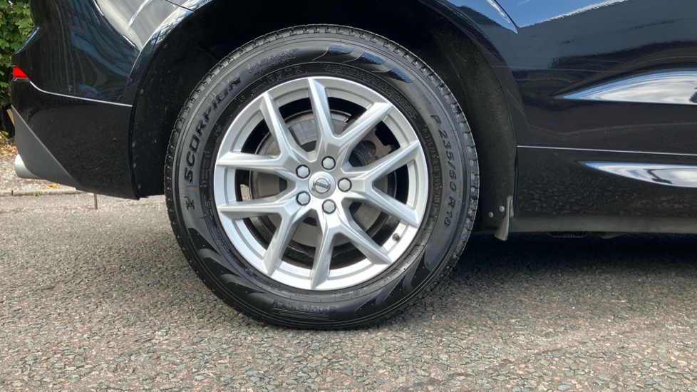 Volvo XC60 2.0 B4D Momentum Pro 5dr AWD Geartronic Diesel Estate - Image 7