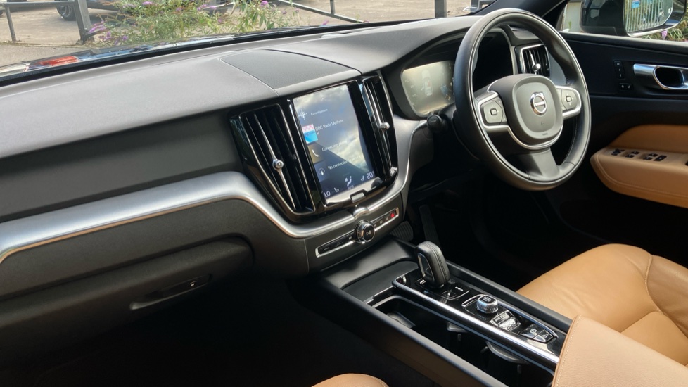 Volvo XC60 2.0 B4D Momentum Pro 5dr AWD Geartronic Diesel Estate - Image 9