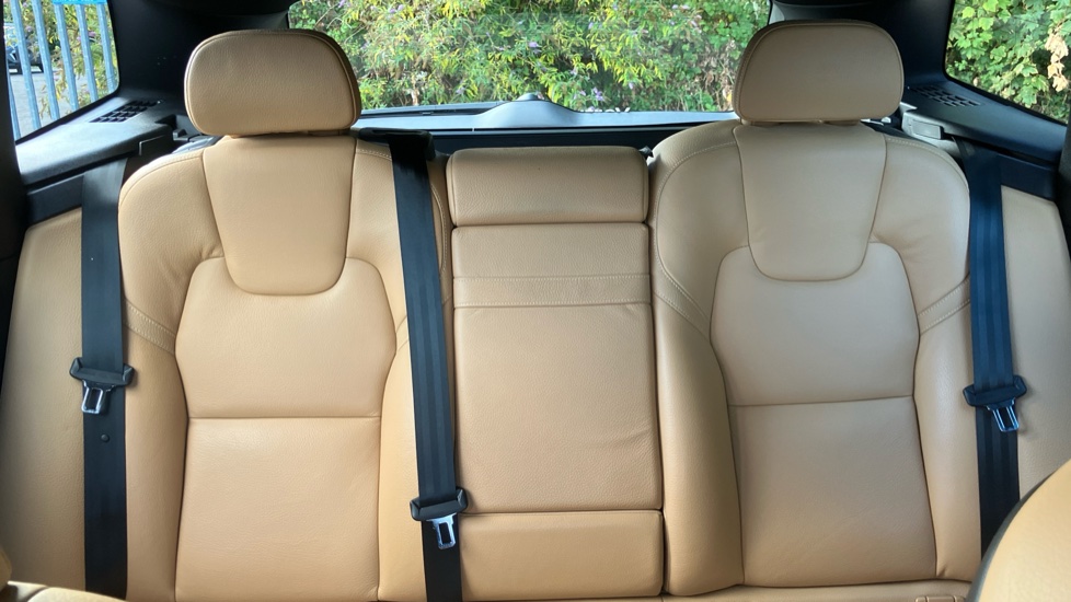 Volvo XC60 2.0 B4D Momentum Pro 5dr AWD Geartronic Diesel Estate - Image 15