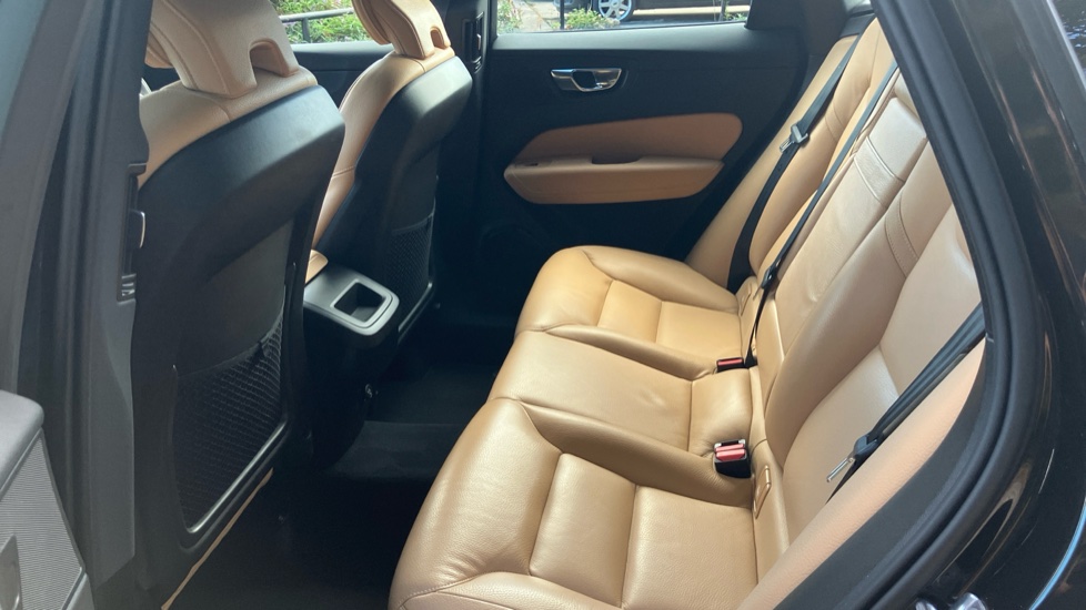 Volvo XC60 2.0 B4D Momentum Pro 5dr AWD Geartronic Diesel Estate - Image 16