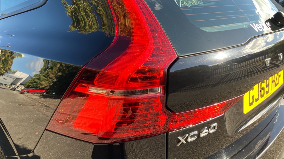 Volvo XC60 2.0 B4D Momentum Pro 5dr AWD Geartronic Diesel Estate - Image 52