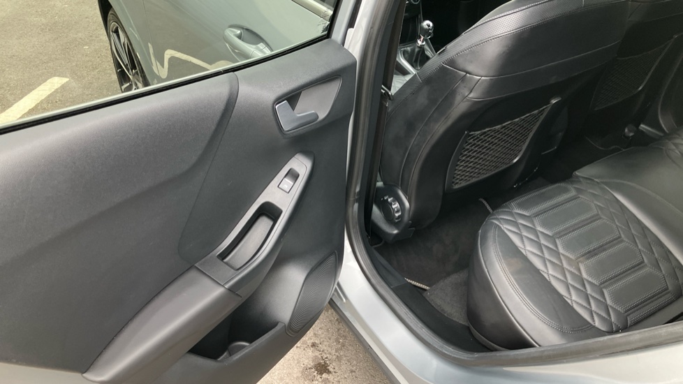 Ford Puma 1.0 EcoBoost Hybrid mHEV 155 ST-Line Vignale 5dr Petrol Hatchback - Image 30