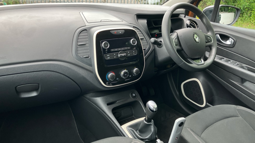 Renault Captur 0.9 TCE 90 Play 5dr Petrol Hatchback - Image 9