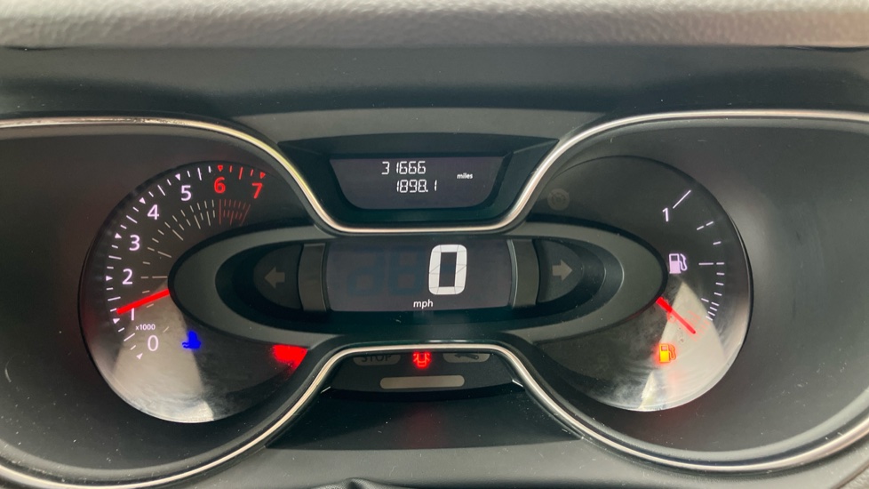 Renault Captur 0.9 TCE 90 Play 5dr Petrol Hatchback - Image 18