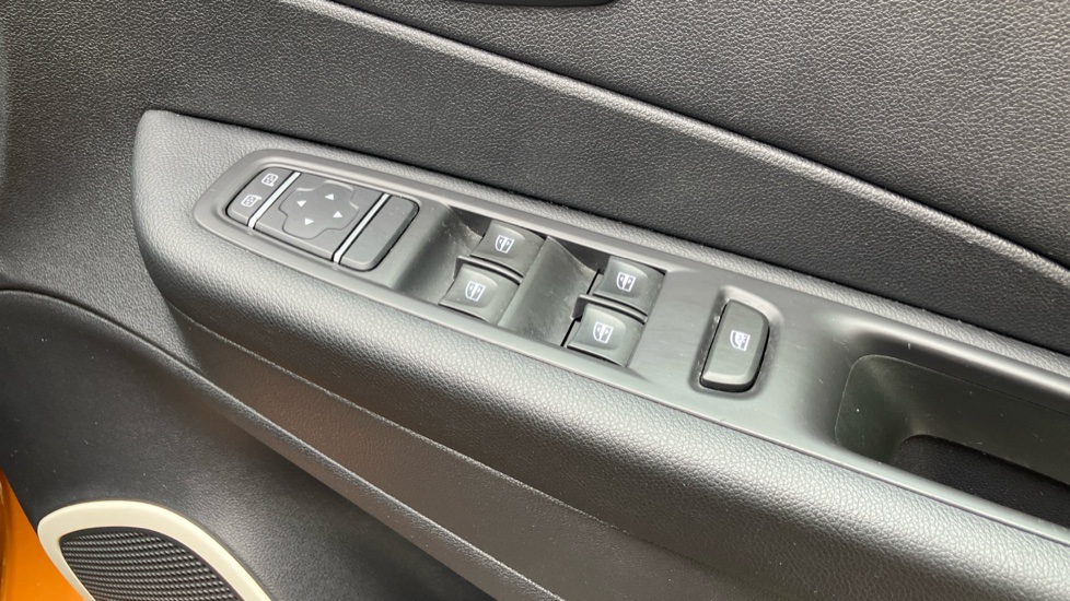 Renault Captur 0.9 TCE 90 Play 5dr Petrol Hatchback - Image 21