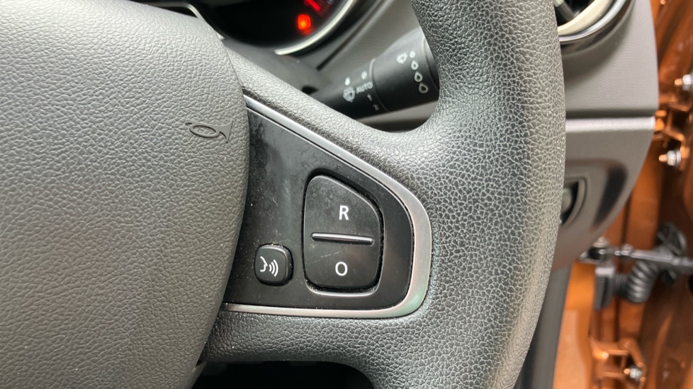 Renault Captur 0.9 TCE 90 Play 5dr Petrol Hatchback - Image 24