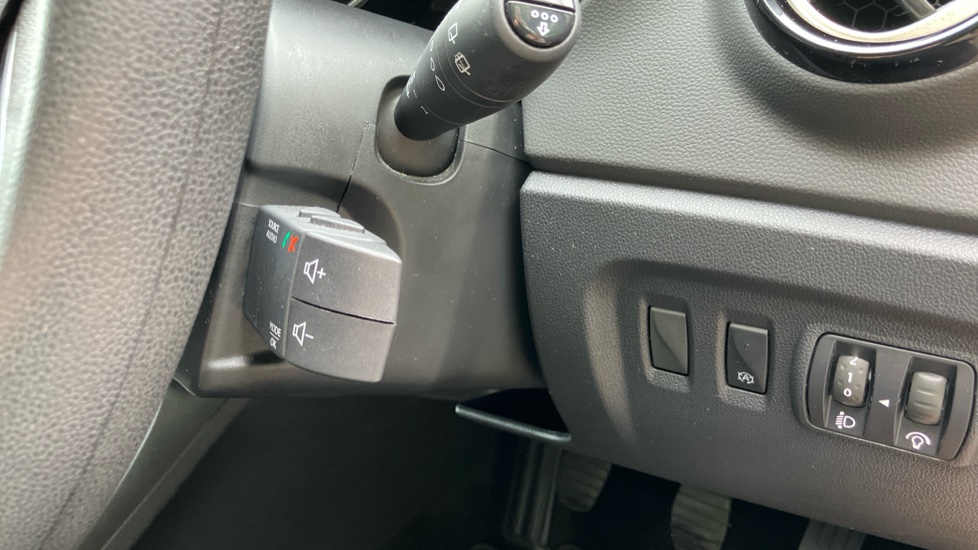 Renault Captur 0.9 TCE 90 Play 5dr Petrol Hatchback - Image 25